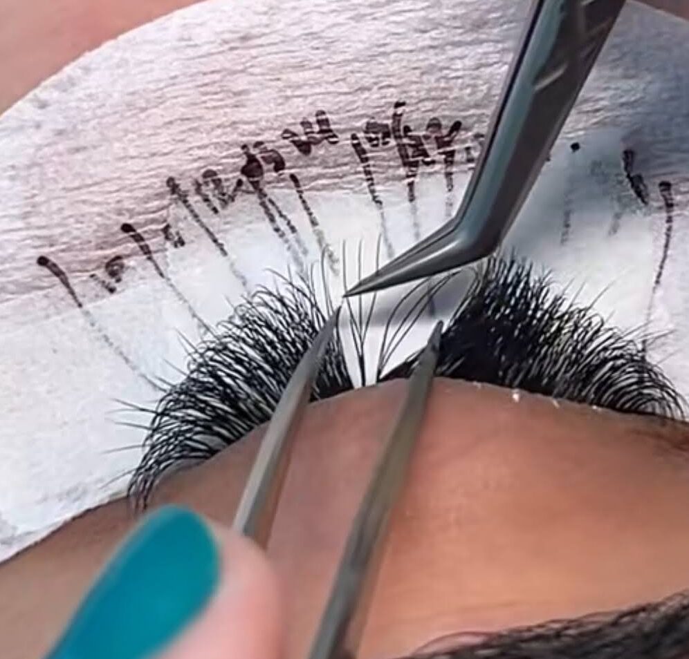 Aplicación de extensiones de pestañas, DAG Beauty Studio Núñez